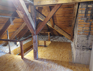 Zateplení stropu rodinného domu pomocí foukané izolace